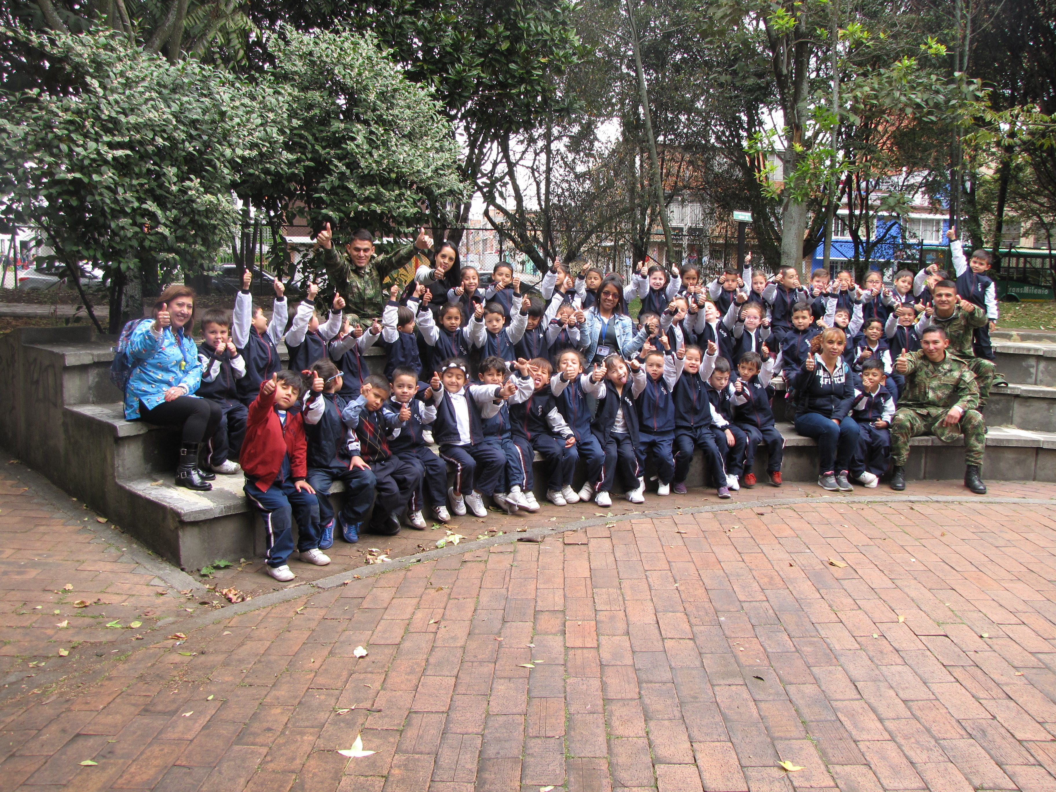 Ejercito Nacional en Taller Ambiental Humedal Santa Maria del Lago.JPG