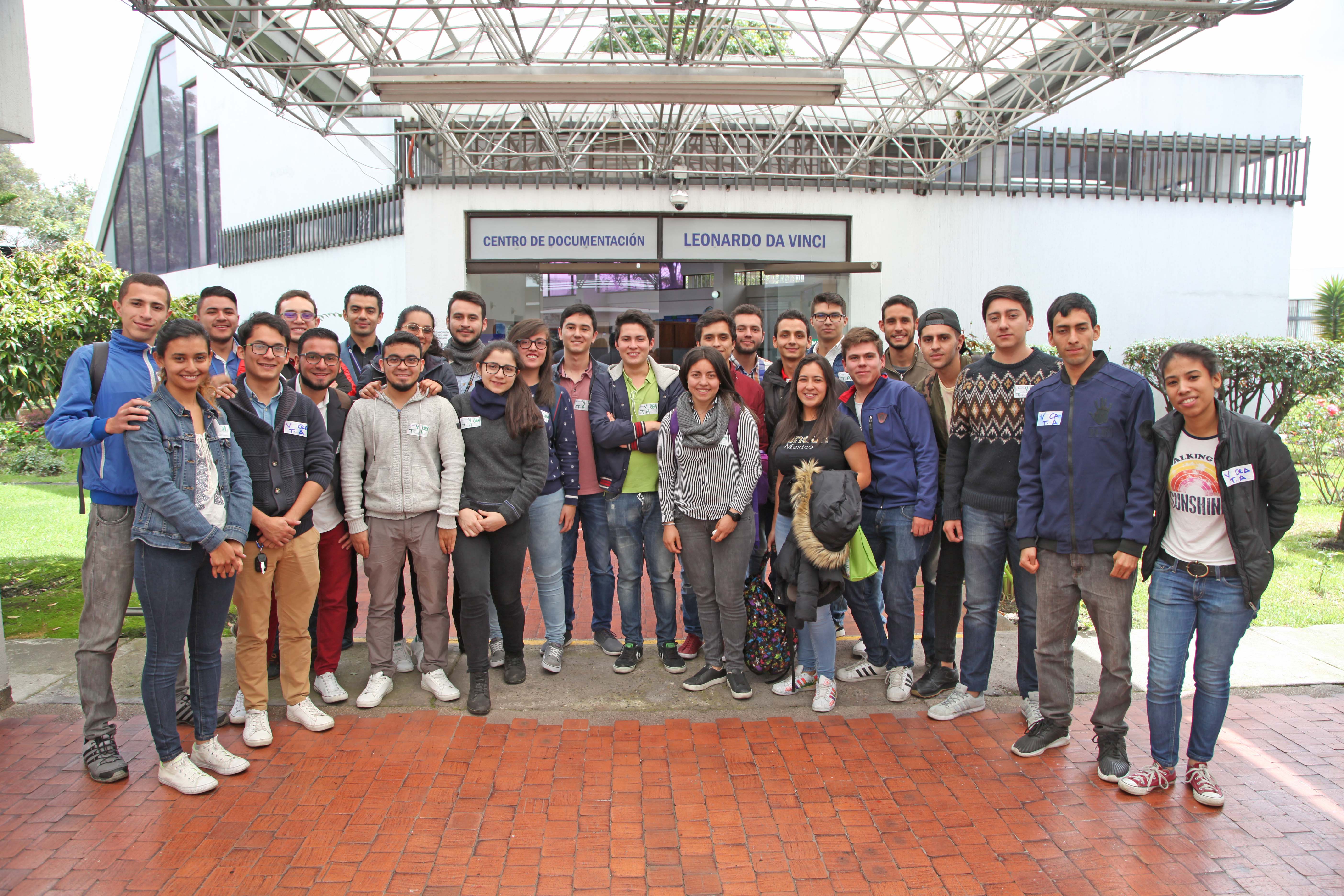 Estudiantes de Ingeniería Aeronáutica Visitan las Instalaciones del CEA 